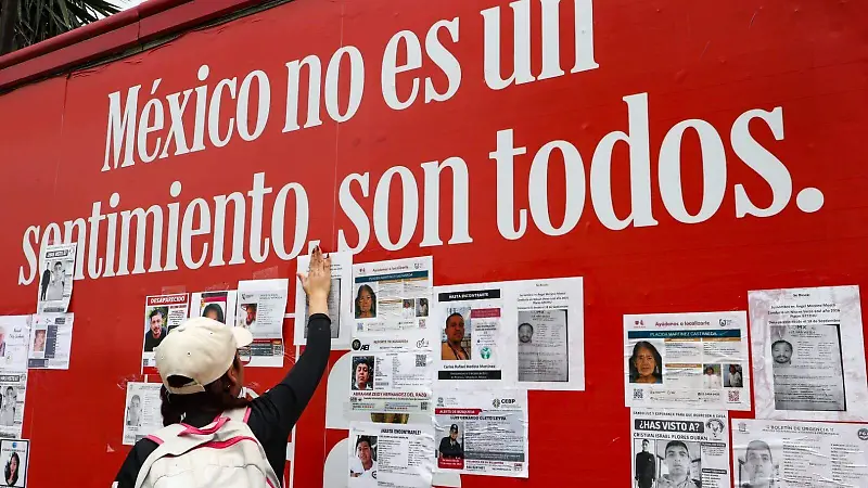 Madres buscadoras tapizan alrededores del Estadio Banorte con fichas de sus desaparecidos 